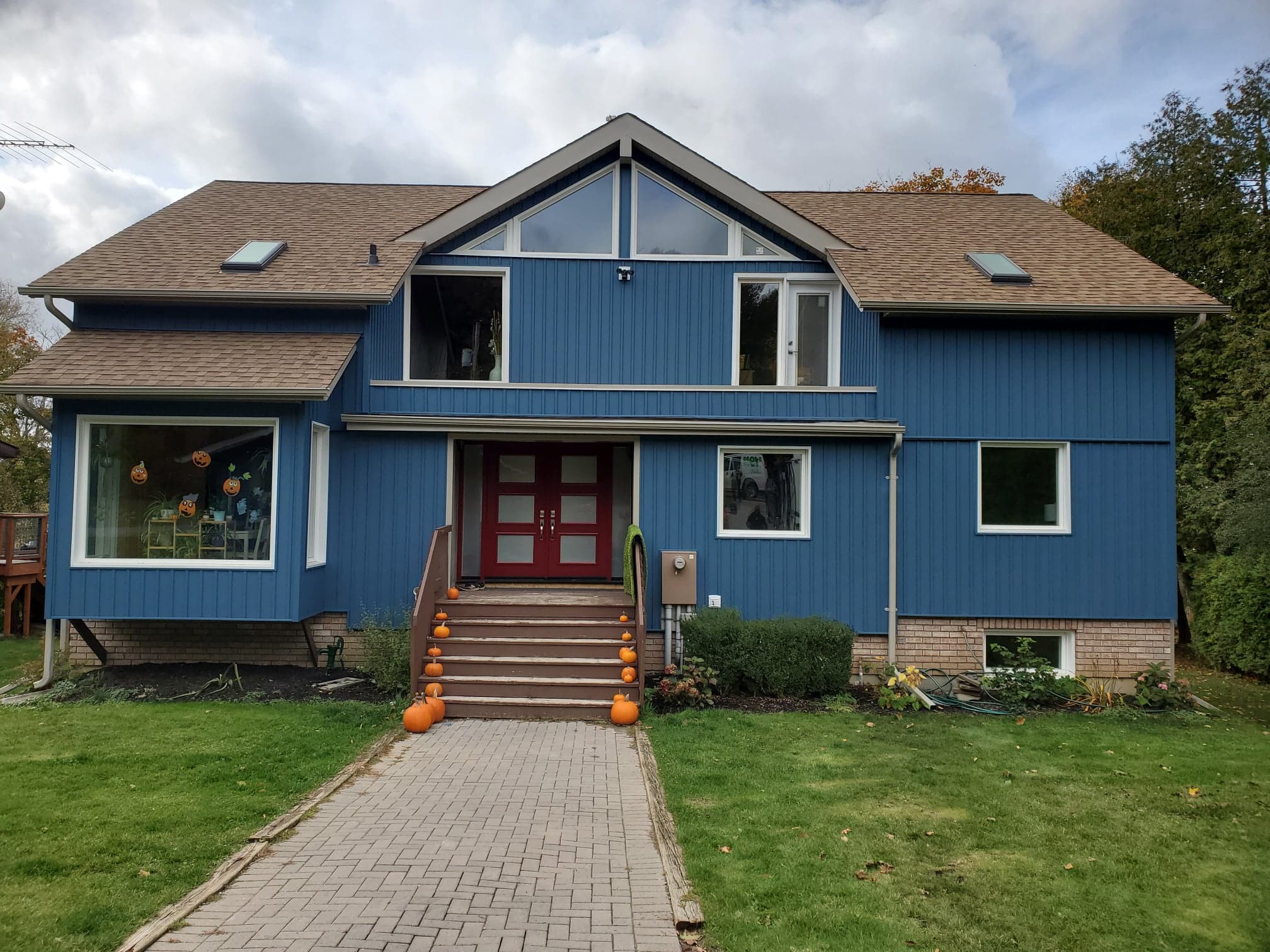 Royal Heritage blue Board & Batten vinyl siding